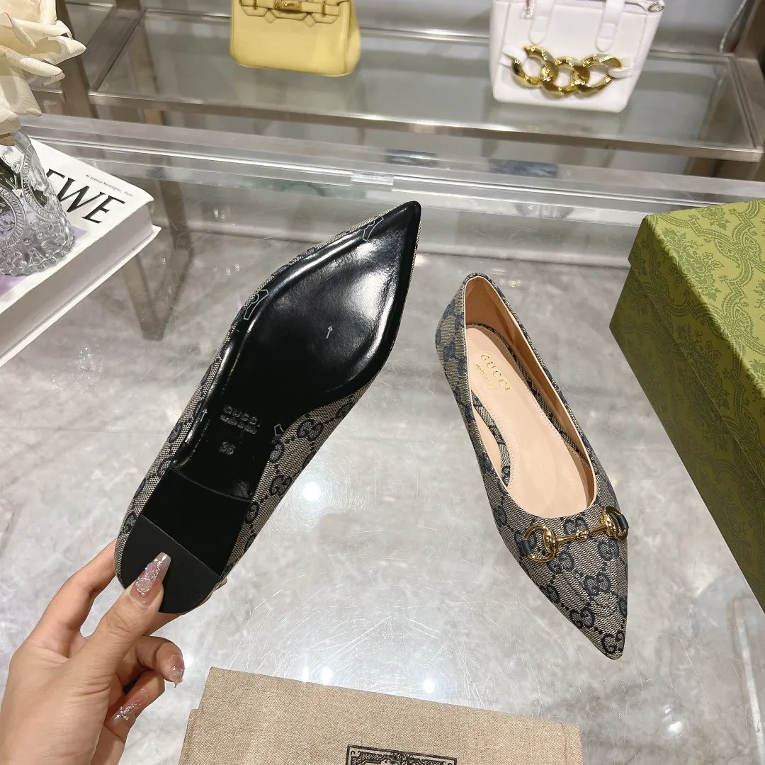 👟👟Ex-factory price 440👟👟 (genuine leather sole +40) Gucci Original GG canvas adds dazzling essence to these slingback pumps. Brown leather piping and light gold-toned hardware are complemented by beige and brown graphics. The pointed toe, elasticated straps and low heel all work together to create a comfortable fit. Upper: Made of first-layer imported patent cowhide/sheepskin lining. Outsole: Rubber non-slip outsole/genuine leather outsole. Size: 35-42 (34/41 42 customized, non-refundable)​